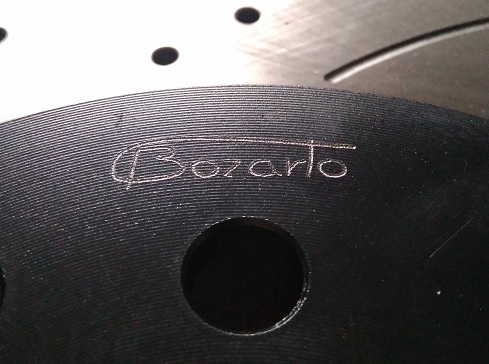 Logo na tarczach Bozarto